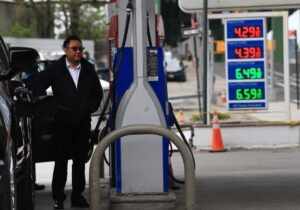 افزایش قیمت بنزین در آمریکا/ تنش‌های خاورمیانه، اقتصاد جهانی را هدف گرفت