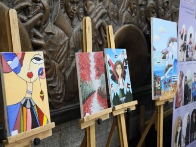 برپایی نمایشگاه آثار هنری بیماران پروانه‌ای در مترو