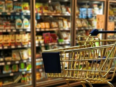 واردات ۱.۶ میلیون تُن کالای اساسی از مناطق آزاد از ابتدای جنگ تاکنون
