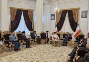 وزیر خارجه اندونزی و علمای این کشور برای ادای احترام به مقام رهبر شهید وارد مشهد شدند