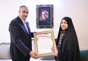 دیدار معاون رییس‌جمهور با خانواده شهید «فریدون عباسی»
