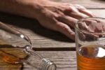عوارض مصرف الکل را جدی بگیرید؛ از التهاب معده تا هپاتیت الکلی