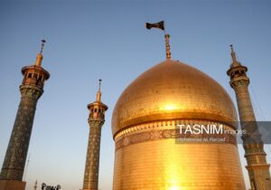 اهتزاز پرچم عزا بر گنبد منور حضرت فاطمه معصومه(س)+ عکس
