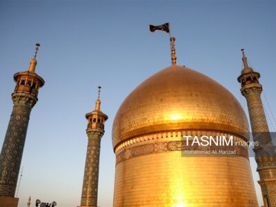 اهتزاز پرچم عزا بر گنبد منور حضرت فاطمه معصومه(س)+ عکس