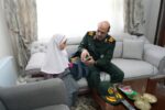 بدرقه‌ای متفاوت؛ فرمانده‌ای که جای خالی پدر را در اولین صبح مدرسه دید