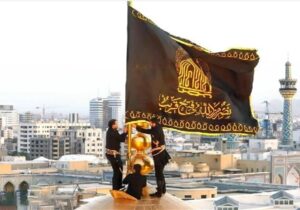 بیرق سیاه عزا بر گنبد امام رضا(ع)/ قم داغدار و مشهد صاحب عزا