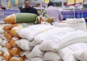 تخلیه کشتی حامل برنج وارداتی در هرمزگان در شرایط حساس کشور