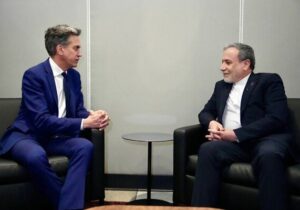 دیدار و گفتگوی عراقچی و وزیر خارجه انگلیس