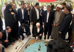 عارف وارد قم شد؛ ادای احترام به مقام شامخ شهدا