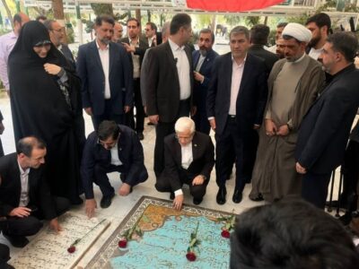 عارف وارد قم شد؛ ادای احترام به مقام شامخ شهدا
