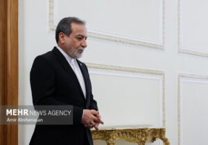 عراقچی: آمریکا خود را از غل و زنجیر اسرائیل رها کند