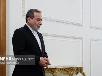 عراقچی: آمریکا خود را از غل و زنجیر اسرائیل رها کند