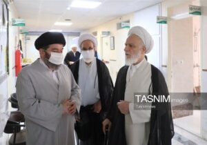 عیادت نماینده رهبر معظم انقلاب از آیت‌الله شبیری‌زنجانی
