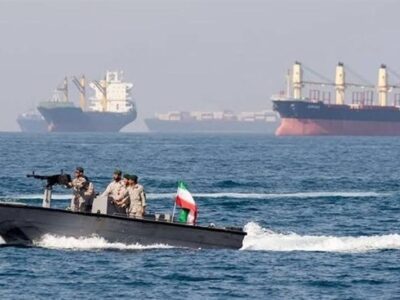 معاون سپاه: تنگه هرمز باز نیست، آمریکا دروغ میگوید/ دیگر موشک ندارند