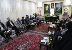دیدار جمعی از نمایندگان ادوار مجلس با خانواده شهید لاریجانی