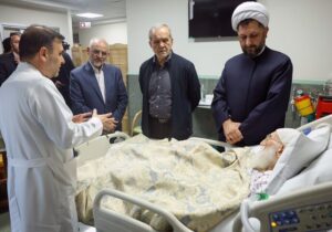 عیادت پزشکیان از حضرت آیت‌الله‌العظمی نوری همدانی